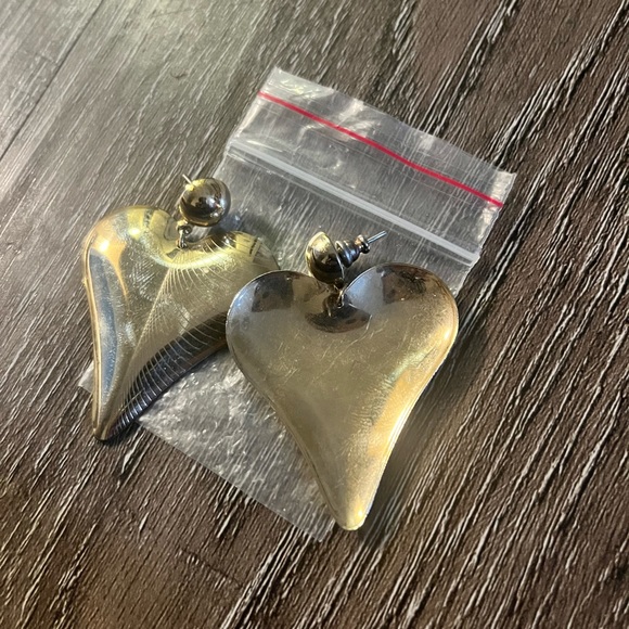 Must bundle with 3 atleast.
Gold tone Heart shaped earrings - Picture 2 of 3